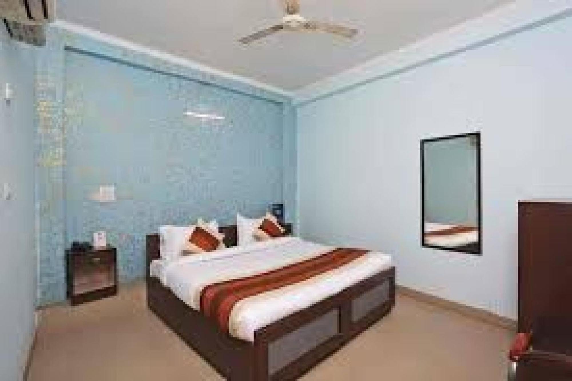 Oyo 86137 Le Princess New Delhi