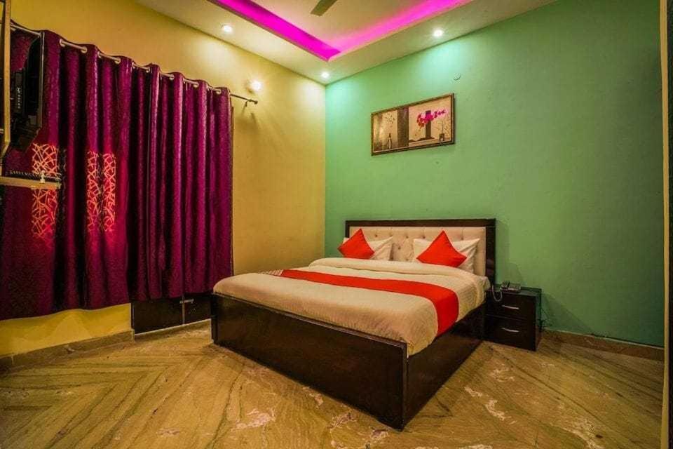 Oyo 86137 Le Princess New Delhi
